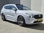 Hyundai Santa Fe 1.6 T-GDI PHEV Premium Plus Sky 7p. / SOH 100% / All season banden / Trekgewicht 1.350 kg / Glazen schuif- en kanteldak / Stuur- Stoel & Achterbank verwarming / Stoelventilatie / Rondomzicht camera / Elektrische achterklep / Adaptief cruise control /