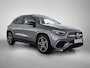 Mercedes-Benz GLA 180 Business Solution AMG | Premium Plus pakket | Nightpakket | Trekhaak | Panoramaschuifdak | DISTRONIC | Burmester Surround Sound systeem | GUARD 360 ° Plus | 19” vijf-dubbelspaaks AMG velgen |