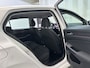Volkswagen Golf 1.0 eTSI DSG Life Virtual Cockpit Sfeerverlichting Parkeersensoren Navigatie
