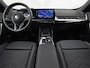 BMW X1 xDrive25e Automaat 245Pk (APPLE CARPLAY, HEAD-UP DISPLAY, 360 CAMERA, GETINT GLAS, LEDER, STOELVERWARMING, ZWARTE HEMEL, NIEUWSTAAT)