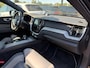Volvo XC60 2.0 B5 R-Design / Trekhaak / Panoramadak / 360Camera / Head-up / Luchtvering / Keyless / 21'' / B&W / Luxe Leder / Stoelverwarming 4x / Dodehoek / DAB / ACC