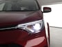 Toyota RAV4 2.5 HYBRID AWD 1650 KG TREKGEWICHT GARANTIE 2029! TREKHAAK . PARKEERSENSOREN VOOR & ACHTER . STOEL/STUUR VERWARMING .