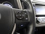 Toyota RAV4 2.5 HYBRID AWD 1650 KG TREKGEWICHT GARANTIE 2029! TREKHAAK . PARKEERSENSOREN VOOR & ACHTER . STOEL/STUUR VERWARMING .