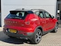 Volvo XC40 2.0 T5 247pk AWD Inscription R-Design Pack | SUMMER DEALS | Elektrische wegklapbare Trekhaak (2100kg) | Navigatie | Sportstoelen | All Season Banden | Parkeercamera | Parkeersensoren Voor & Achter | Cruise Control | Lane Assist