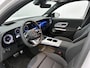 Mercedes-Benz GLB 200 Business Solution AMG 7p. | Premium plus pakket | Nightpakket | Parkeerpakket | Trekhaak | Vast panoramadak | Massage functie | GUARD 360° | Burmester Surround Sound systeem | 19” vijfspaaks lichtmetalen AMG-velgen |