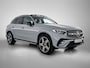 Mercedes-Benz GLC 300e 4MATIC Business Solution AMG | Advanced plus pakket | Nightpakket | Parkeerpakket | Trekhaak | Panoramaschuifdak | Treeplanken in aluminiumlook | Middenconsole metaalstructuur | 20 inch vijfspaaks lichtmetalen AMG-velgen |