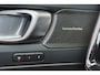 Volvo EC40 Performance Plus 82 kWh - Panoramadak - IntelliSafe Assist & Surround - 360º Camera - Harman/Kardon audio - Verwarmde voorstoelen, stuur & achterbank - Parkeersensoren voor & achter - Elektr. bedienb. voorstoelen met geheugen - Warmtepomp - Extra getint glas - Inklapbare trekhaak - 20' LMV