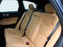 Volvo XC60 2.0 B5 Inscription Automaat / Panoramadak / Massage voorstoelen / Trekhaak / Luchtvering / Gelaagde ramen / Head-up Display / Alarm klasse 3