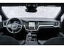 Volvo V60 2.0 T8 Plug-in hybrid AWD Ultra Dark | SOH:100% | Trekhaak | Schuif/kantel Panoramadak | Harman/Kardon | HUD | Power Seats | Memory | Extra getint glas | 360° Camera | Stoel/stuur verwarming |