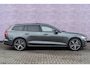 Volvo V60 2.0 T8 Plug-in hybrid AWD Ultra Dark | SOH:100% | Trekhaak | Schuif/kantel Panoramadak | Harman/Kardon | HUD | Power Seats | Memory | Extra getint glas | 360° Camera | Stoel/stuur verwarming |