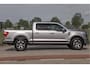 Ford F-150 PLATINUM | MASSAGE | PANO | GROOTSCHERM | COMFORT STOELEN | ADAPTIVE CRUISE | DC | DUBBELE CABINE | FACELIFT MODEL | GROOT SCHERM | 5 PERSOONS | DC | DASH CAM | MASSAGE | | De specialist in Amerikaanse pick‑ups in Nederland en Europa.