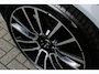 Volvo XC90 2.0 T8 Plug-in hybrid AWD Ultra Dark Exec. Ed. | Long Range | Volvo Car UX | Digital Service Pack 48 maanden | Driver Awareness | Driver Assistance | Volvo Guard Alarm | Visual Park Assist | Matrix Led koplampen | Nappa leder | Massagestoelen voor | Stoelventilatie voor | Elektrisch bedienbaar glazen panoramisch schuif-/kanteldak | Volvo on Call | Elektrisch bedienbare achterklep | Highend Audio by Bowers & Wilkins | 22" 7-Dubbel Spaaks Black Diamond Cut velgen | Grafisch Headup Display | Luchtvering | Verwarmbaar stuurwiel | Google Maps navigatie | Google Assistant | Nubuck hemelbekleding | Verwarmbare voorstoelen | Verwarmbare achterbank op buitenste zitplaatsen | Getinte ramen achter | Draadloze telefoonoplader | Zonneschermen achter