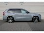 Volvo XC90 2.0 T8 Plug-in hybrid AWD Ultra Dark Exec. Ed. | Long Range | Volvo Car UX | Digital Service Pack 48 maanden | Driver Awareness | Driver Assistance | Volvo Guard Alarm | Visual Park Assist | Matrix Led koplampen | Nappa leder | Massagestoelen voor | Stoelventilatie voor | Elektrisch bedienbaar glazen panoramisch schuif-/kanteldak | Volvo on Call | Elektrisch bedienbare achterklep | Highend Audio by Bowers & Wilkins | 22" 7-Dubbel Spaaks Black Diamond Cut velgen | Grafisch Headup Display | Luchtvering | Verwarmbaar stuurwiel | Google Maps navigatie | Google Assistant | Nubuck hemelbekleding | Verwarmbare voorstoelen | Verwarmbare achterbank op buitenste zitplaatsen | Getinte ramen achter | Draadloze telefoonoplader | Zonneschermen achter