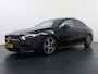 Mercedes-Benz A-klasse 200 164PK Automaat AMG Business Sol. Panoramadak Trekhaak Adap.Cruise Camera Navi Elek.Stoelen+Memory+Verwarmd Apple Carplay Android Auto Rijassistentiepakket Business Plus-pakket Pdc Privacy Glas DAB Bluetooth Lmv Isofix Apps 1.600KG Trekgewicht Origineel Nederlandse Auto