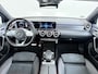 Mercedes-Benz A-klasse 200 164PK Automaat AMG Business Sol. Panoramadak Trekhaak Adap.Cruise Camera Navi Elek.Stoelen+Memory+Verwarmd Apple Carplay Android Auto Rijassistentiepakket Business Plus-pakket Pdc Privacy Glas DAB Bluetooth Lmv Isofix Apps 1.600KG Trekgewicht Origineel Nederlandse Auto