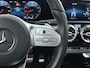 Mercedes-Benz A-klasse 200 164PK Automaat AMG Business Sol. Panoramadak Trekhaak Adap.Cruise Camera Navi Elek.Stoelen+Memory+Verwarmd Apple Carplay Android Auto Rijassistentiepakket Business Plus-pakket Pdc Privacy Glas DAB Bluetooth Lmv Isofix Apps 1.600KG Trekgewicht Origineel Nederlandse Auto