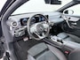 Mercedes-Benz A-klasse 200 164PK Automaat AMG Business Sol. Panoramadak Trekhaak Adap.Cruise Camera Navi Elek.Stoelen+Memory+Verwarmd Apple Carplay Android Auto Rijassistentiepakket Business Plus-pakket Pdc Privacy Glas DAB Bluetooth Lmv Isofix Apps 1.600KG Trekgewicht Origineel Nederlandse Auto