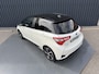 Toyota Yaris 1.5 Hybrid Bi-Tone Plus | Pano dak | PDC Achter | 10 jr GARANTIE | Rijklaar!!