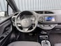 Toyota Yaris 1.5 Hybrid Bi-Tone Plus | Pano dak | PDC Achter | 10 jr GARANTIE | Rijklaar!!