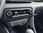 Toyota Yaris 1.5 Hybrid 115 Dynamic | Dodehoek detectie | Parkeersensoren voor/achter | Stoel-/stuurverwarming | Apple Carplay / Android Auto | Keyless | Adaptive Cruise | Clima | Camera | LED | 16 inch