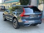 Volvo XC60 2.0 T8 AWD 335kw/456pk Aut8 Plug-in hybrid Plus Dark LUCHTVERING + PANORAMADAK + 360 CAMERA + MATRIX LED + HARMAN/KARDON + ADAPT.CRUISE + BLIS + HEAD-UP DISPLAY + LANE ASSIST + STOELVERWARMING V&A + PARKSENSOREN + 21” LM-VELGEN!!