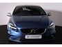 Volvo V40 T3 Polar Plus Sport - Panoramadak - Harman/Kardon audio - Parkeercamera achter - Verwarmde voorstoelen - Parkeersensoren voor & achter - Schakelpaddles aan stuur - Volvo On Call - Cruise Control - Navigatie - Standkachel - Extra getint glas - 17' LMV