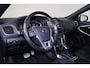 Volvo V40 T3 Polar Plus Sport - Panoramadak - Harman/Kardon audio - Parkeercamera achter - Verwarmde voorstoelen - Parkeersensoren voor & achter - Schakelpaddles aan stuur - Volvo On Call - Cruise Control - Navigatie - Standkachel - Extra getint glas - 17' LMV