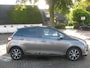 Toyota Yaris 1.5 Hybrid Dynamic super nette zeer complete Yaris met trekhaak in two-tone kleurstelling!
