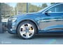 Audi E-tron 55 quattro Business edition Plus 95 kWh | Pano | ACC | HUD | B&O | Luchtvering | Stoelverwarming voor en achter | Trekhaak | Ambient | 360 | Clima achterin | Galaxisblauw metallic