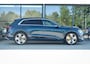 Audi E-tron 55 quattro Business edition Plus 95 kWh | Pano | ACC | HUD | B&O | Luchtvering | Stoelverwarming voor en achter | Trekhaak | Ambient | 360 | Clima achterin | Galaxisblauw metallic