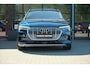 Audi E-tron 55 quattro Business edition Plus 95 kWh | Pano | ACC | HUD | B&O | Luchtvering | Stoelverwarming voor en achter | Trekhaak | Ambient | 360 | Clima achterin | Galaxisblauw metallic