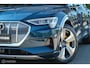 Audi E-tron 55 quattro Business edition Plus 95 kWh | Pano | ACC | HUD | B&O | Luchtvering | Stoelverwarming voor en achter | Trekhaak | Ambient | 360 | Clima achterin | Galaxisblauw metallic