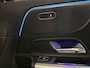 Mercedes-Benz GLA 200 AMG Line PANO|KEYLESSS|DODEHOEK|CARPLAY|CAMERA|SFEERVERLICHTING|19 INCH|DEALER ONDERHOUDEN|2024|VOL!