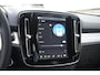 Volvo XC40 B3 177PK Automaat Plus Black Edition / Cruise control / Harman Kardon / 20'' velgen / Elektrisch verstelbare stoelen met geheugen / Stoel- en stuurverwarming