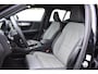 Volvo XC40 B3 177PK Automaat Plus Black Edition / Cruise control / Harman Kardon / 20'' velgen / Elektrisch verstelbare stoelen met geheugen / Stoel- en stuurverwarming