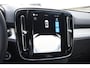 Volvo XC40 B3 177PK Automaat Plus Black Edition / Cruise control / Harman Kardon / 20'' velgen / Elektrisch verstelbare stoelen met geheugen / Stoel- en stuurverwarming