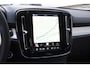 Volvo XC40 B3 177PK Automaat Plus Black Edition / Cruise control / Harman Kardon / 20'' velgen / Elektrisch verstelbare stoelen met geheugen / Stoel- en stuurverwarming