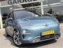 Hyundai Kona Electric EV Premium 64 kWh | SOH: 95,4% | Full Options | 3 Fase | Warmtepomp | Two Tone | Afn. Trekhaak | Blindspot | | Leder |