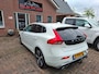 Volvo V40 1.5 T3 Polar+ Sport R-Design. Dealer onderhouden! O.a. pano, stoelverw, camera, trekhaak, cruise, navi, leder, etc.