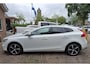 Volvo V40 1.5 T3 Polar+ Sport R-Design. Dealer onderhouden! O.a. pano, stoelverw, camera, trekhaak, cruise, navi, leder, etc.