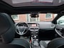 Volvo V40 1.5 T3 Polar+ Sport R-Design. Dealer onderhouden! O.a. pano, stoelverw, camera, trekhaak, cruise, navi, leder, etc.