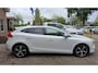 Volvo V40 1.5 T3 Polar+ Sport R-Design. Dealer onderhouden! O.a. pano, stoelverw, camera, trekhaak, cruise, navi, leder, etc.