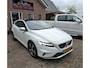 Volvo V40 1.5 T3 Polar+ Sport R-Design. Dealer onderhouden! O.a. pano, stoelverw, camera, trekhaak, cruise, navi, leder, etc.