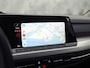 Volkswagen Golf 1.0 TSI Life Sport (APPLE CARPLAY, GROOT NAVI, MEMORY SEAT, SFEERVERLICHTING, KEYLESS, SPORTSTOELEN, ALCANTARA, CRUISE, NIEUWSTAAT)