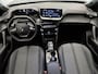 Peugeot 2008 SUV Allure 130 pk Automaat | Navigatie via Apple Carplay/Android Auto | Achteruitrijcamera | Parkeersensoren Voor en Achter | Voorstoelen Verwarmd | Dodehoek Detectie | Adaptieve Cruise Control | LED Koplampen | 17" Lichtmetalen Velgen |