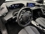 Peugeot 2008 SUV Allure 130 pk Automaat | Navigatie via Apple Carplay/Android Auto | Achteruitrijcamera | Parkeersensoren Voor en Achter | Voorstoelen Verwarmd | Dodehoek Detectie | Adaptieve Cruise Control | LED Koplampen | 17" Lichtmetalen Velgen |
