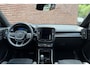Volvo EX40 Single Motor Ext. Range Ultra Bl. Ed. Eur. 82 kWh Panoramisch schuif-/ kanteldak | Elektrische voorstoelen met geheugenfunctie | Harman Kardon | Extra getint glas | Stoel-/ stuurwielverwarming | Driver assist | 20 inch. lichtmetalen velgen | verwarmde achterbank | Dak in contrasterende kleur