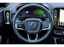 Volvo XC40 Recharge Ultimate 70 kWh | Panoramisch schuif-/ kanteldak | Trekhaak, inklapbaar | 100% dealeronderhouden | Stoel-/ stuurwielverwarming | Harman Kardon | Elektrisch bedienbare voorstoelen met geheugenfunctie | Pilot assist | 19 inch. lichtmetalen velgen | all-season banden | BLIS | Apple carplay/ Android auto