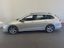 Volkswagen Golf Variant 1.0 eTSI 110pk DSG Life Automaat Navigatie Climate Control Parkeer sensoren Cruise control adaptieve Stoelverwarming Led