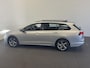 Volkswagen Golf Variant 1.0 eTSI 110pk DSG Life Automaat Navigatie Climate Control Parkeer sensoren Cruise control adaptieve Stoelverwarming Led
